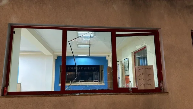 Përplasjet te komisariati/ Policia identifikon12 personat e