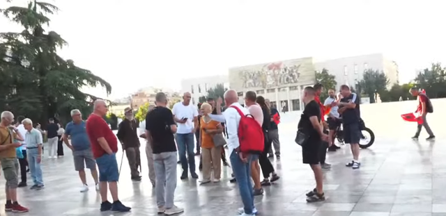 Dita e 38-t&euml; e protest&euml;s/ Nis grumbullimi n&euml; sheshin