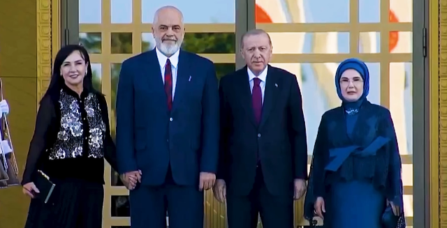 Kryeministri Rama dhe bashk&euml;shortja e tij mb&euml;rrijn&euml; n&euml;