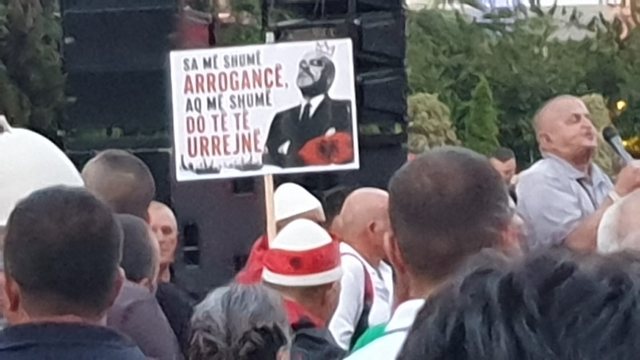 Dita e 57-t&euml; e protest&euml;s/&nbsp;Qytetar&euml;t zbresin s&euml;rish