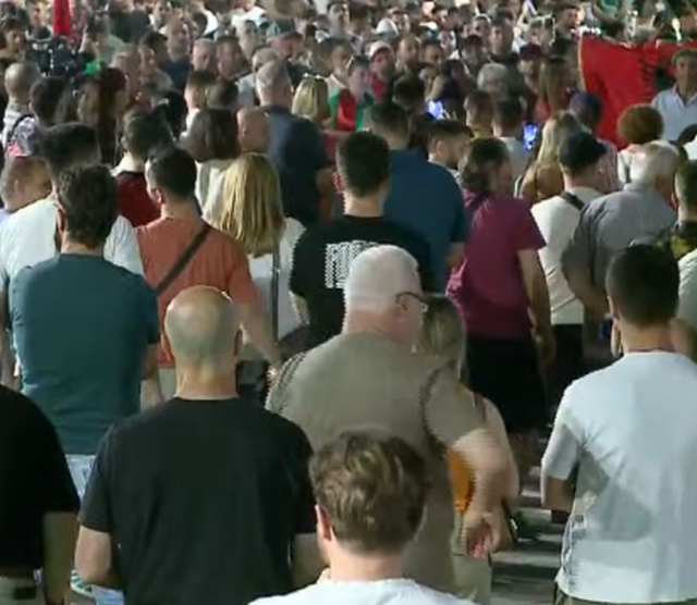 Mbyllet protesta e 38-t&euml;/ Qytetar&euml;t nisin marshimin n&euml;