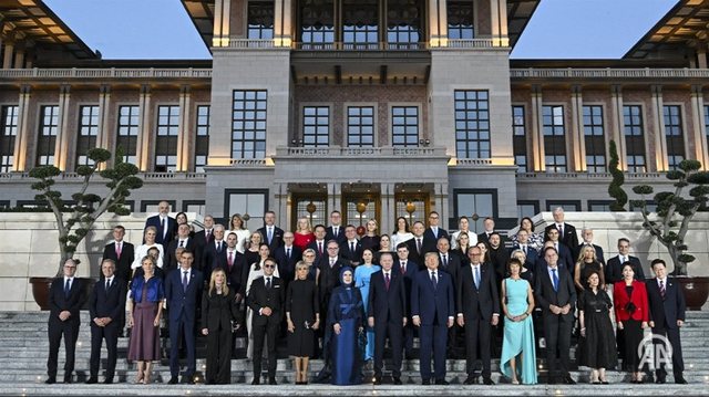 FOTOLAJM/ Publikohet fotoja familjare e NATO-s nga Samiti n&euml; Ankara