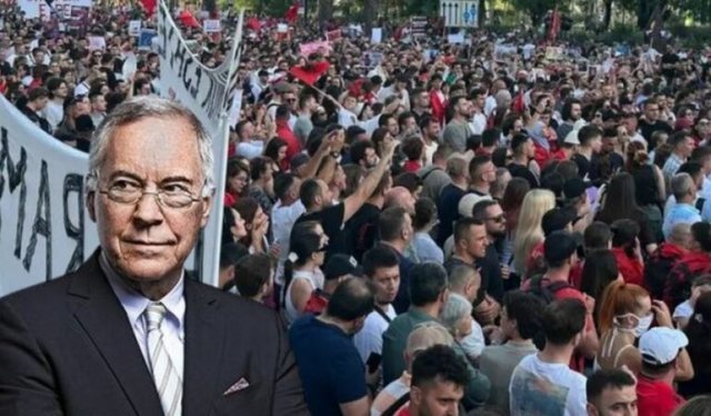 "Revolucioni i Flamingove ka marr&euml; hov"/&nbsp;Profesori