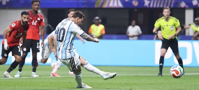 Leo Messi humbi penalltin&euml; e tij t&euml; kat&euml;rt n&euml; Bot&euml;ror