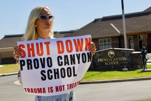 Paris Hilton u sulmua fizikisht m&euml; 1990 n&euml; konviktin Utah n&euml;