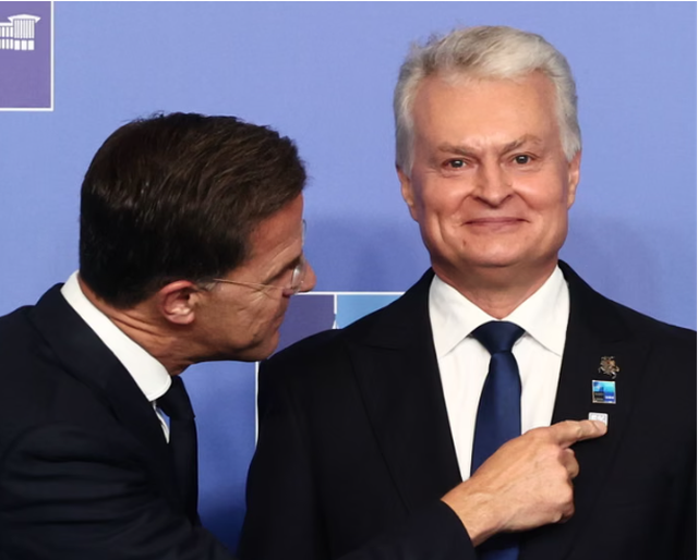 Nga Macron me syze t&euml; err&euml;ta te Rama me atlete t&euml; bardha e Meloni