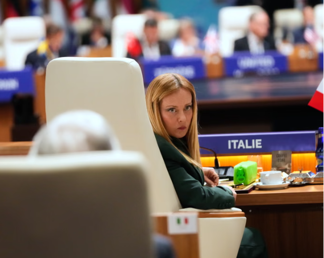 Nga Macron me syze t&euml; err&euml;ta te Rama me atlete t&euml; bardha e Meloni