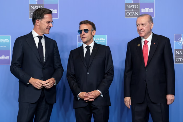Nga Macron me syze t&euml; err&euml;ta te Rama me atlete t&euml; bardha e Meloni