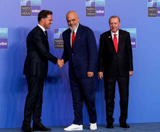 Nga Macron me syze t&euml; err&euml;ta te Rama me atlete t&euml; bardha e Meloni
