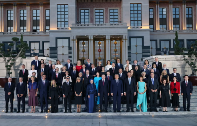 Nga Macron me syze t&euml; err&euml;ta te Rama me atlete t&euml; bardha e Meloni