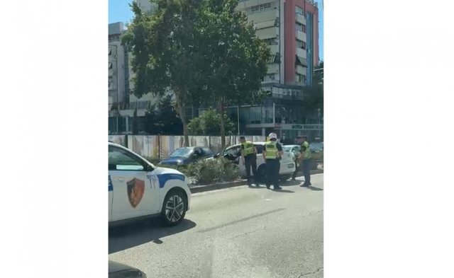 PAMJE/ Aksident rrugor n&euml; Laprak&euml;, makina p&euml;rfundon&nbsp;mbi