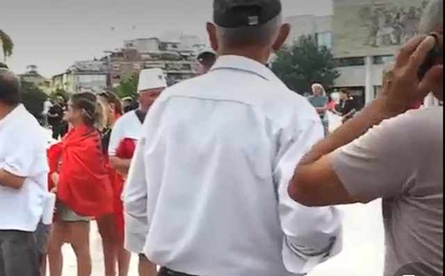 Dita e 39-t&euml; e protest&euml;s/ Qytetar&euml;t vijojn&euml;