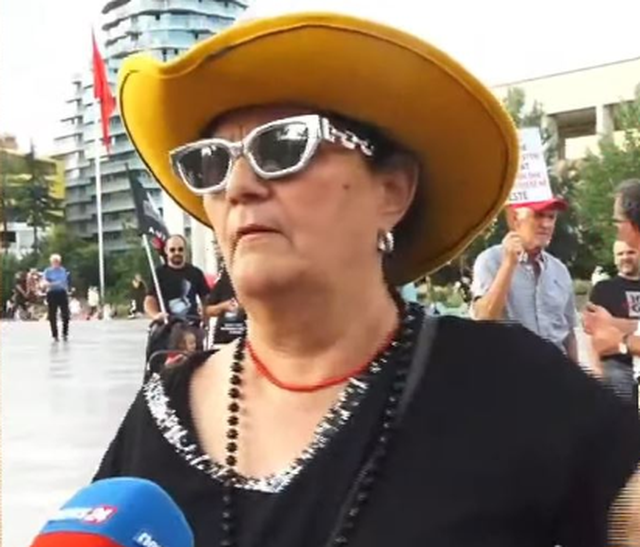 Dita e 39-t&euml; e protest&euml;s/ Qytetar&euml;t vijojn&euml;