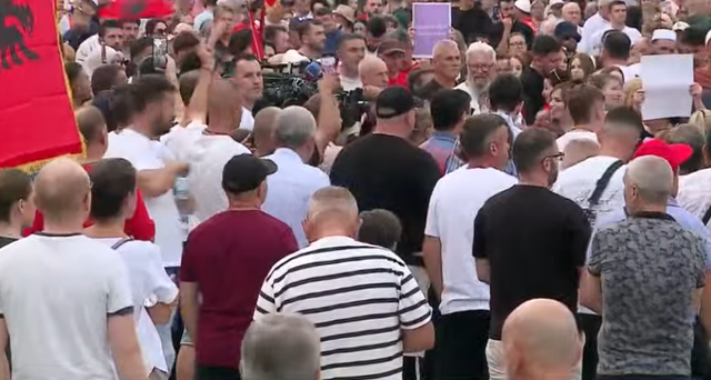 Dita e 39-të e protestës/ Qytetarët vijojnë