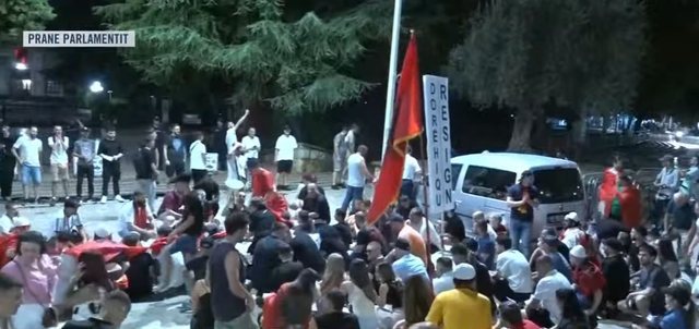 Dita e 39-t&euml; e protest&euml;s/ Qytetar&euml;t vijojn&euml;