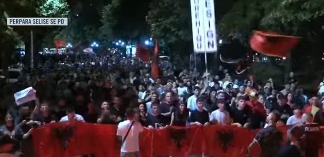 &nbsp;&ldquo;O Ilir, o legen, prite Sal&euml;n se po vjen&rdquo;/ Protestuesit