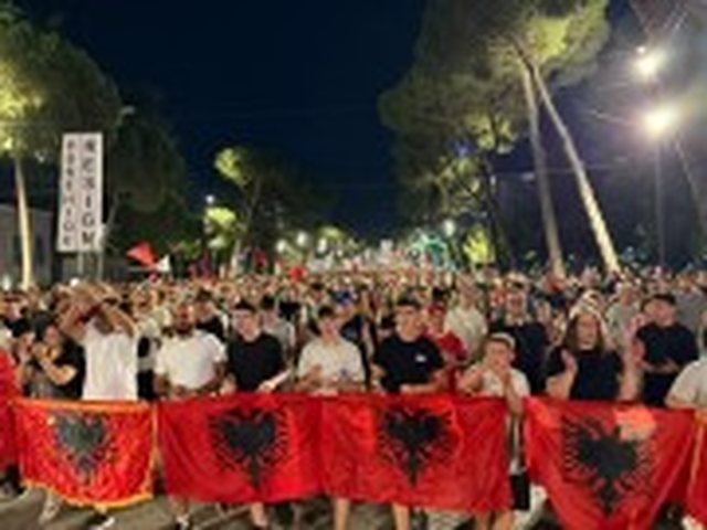 Mbyllet dita e 39-t&euml; e protest&euml;s n&euml; Tiran&euml;/ Qytetar&euml;t