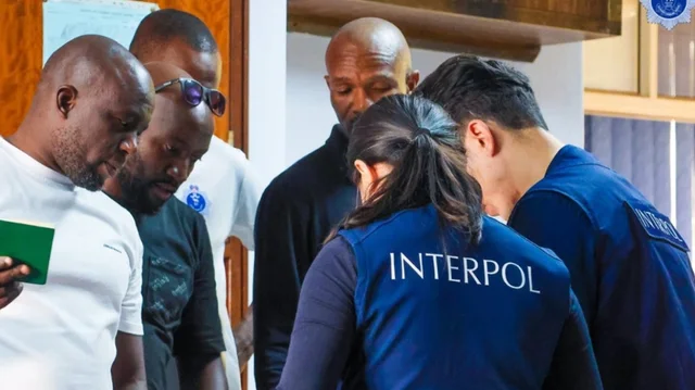 Interpoli godet rrjetet nd&euml;rkomb&euml;tare t&euml; mashtrimit, 5,800