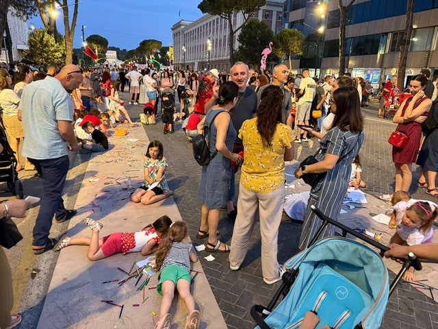 40 dit&euml; protesta para Kryeministris&euml;, f&euml;mij&euml;t b&euml;hen