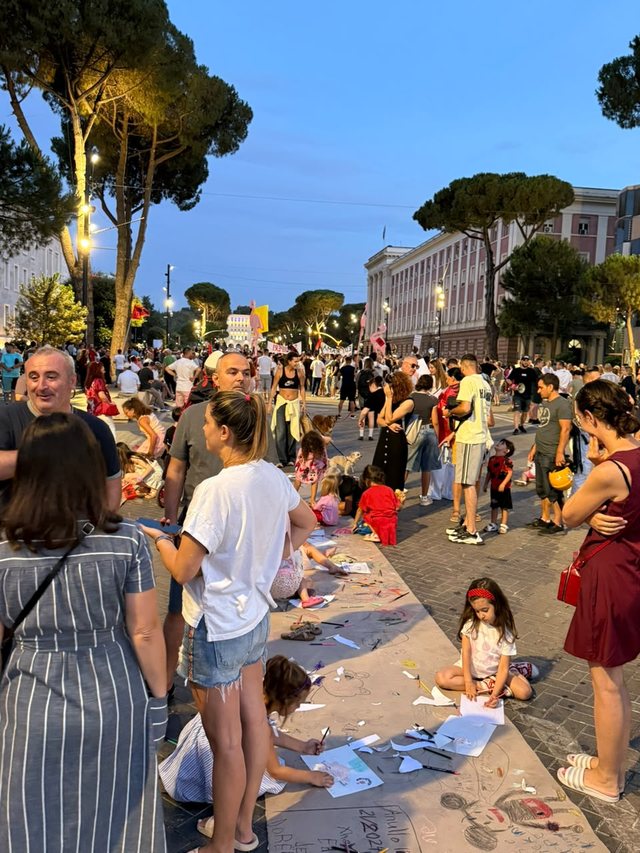 40 dit&euml; protesta para Kryeministris&euml;, f&euml;mij&euml;t b&euml;hen