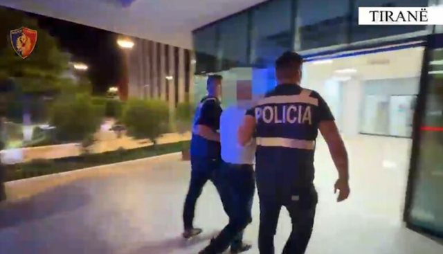 Arrestohen tre persona n&euml; Tiran&euml;, iu sekuestruan arm&euml; zjarri me