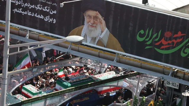 Homazhet e Ali Khameneit/ Irani i jep lamtumir&euml;n, turma masive n&euml;