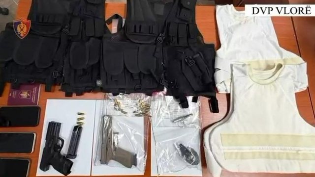 Kapet me arm&euml;, granat&euml; dhe jelek&euml; antiplumb, arrestohet