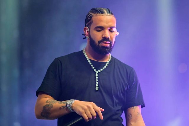 Imazhi publik i reperit Drake vjen me një lëndë në