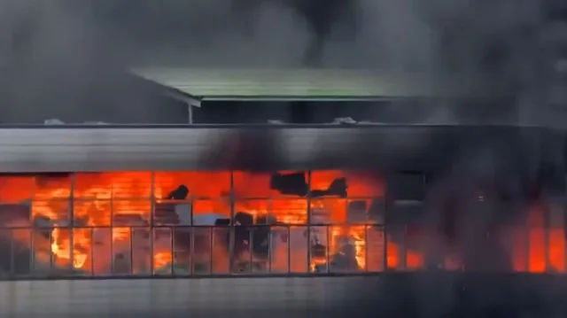 VIDEO/ P&euml;rfshihet nga flak&euml;t nj&euml; fabrik&euml; n&euml; Kin&euml;,