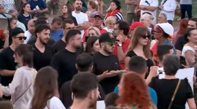 Dita e 40-t&euml; e protest&euml;s n&euml; kryeqytet/ Vijon revolta qytetare,