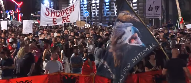 Mbyllet protesta para Kryeministris&euml;, qytetar&euml;t marshojn&euml;