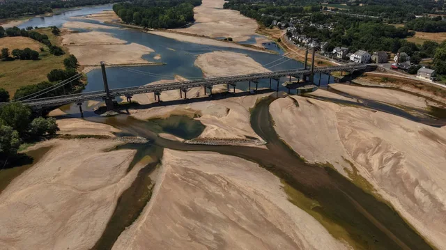 FOTO/ Loire thahet nga vapa ekstreme, lumi m&euml; i madh i Franc&euml;s kthehet