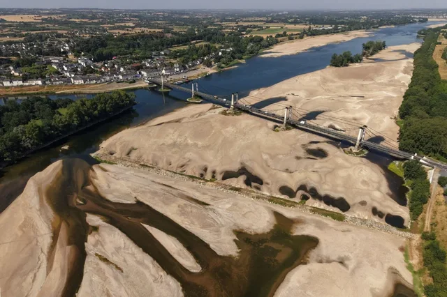 FOTO/ Loire thahet nga vapa ekstreme, lumi m&euml; i madh i Franc&euml;s kthehet