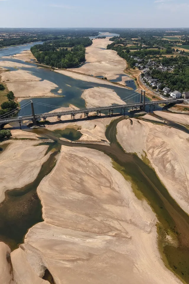 FOTO/ Loire thahet nga vapa ekstreme, lumi m&euml; i madh i Franc&euml;s kthehet