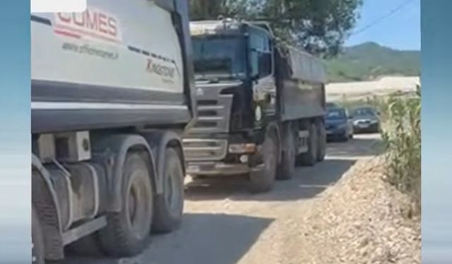 Banor&euml;t e fshatit Kus bllokojn&euml; kamion&euml;t e tonazhit t&euml;