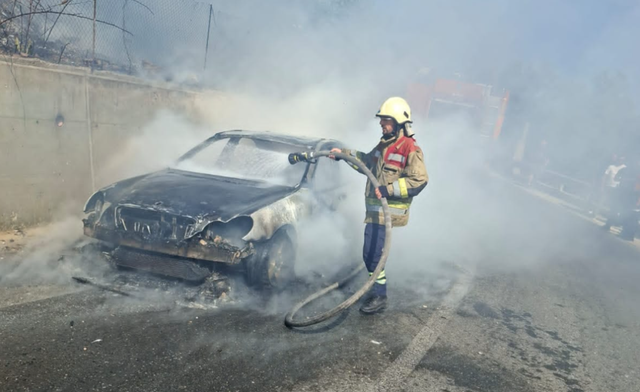 FOTO/ Automjeti shkrumbohet nga flak&euml;t n&euml; rrug&euml;n p&euml;r n&euml;