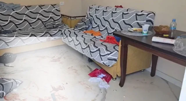 Tavolina e shtruar me ushqim, lodra e f&euml;mij&euml;s mbi divan dhe pllakat e