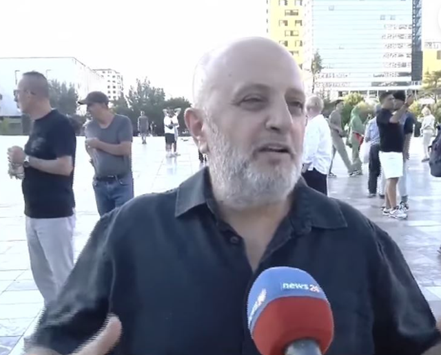 Dita e 41-t&euml; e protest&euml;s/ Qytetar&euml;t vijojn&euml; revolt&euml;n e