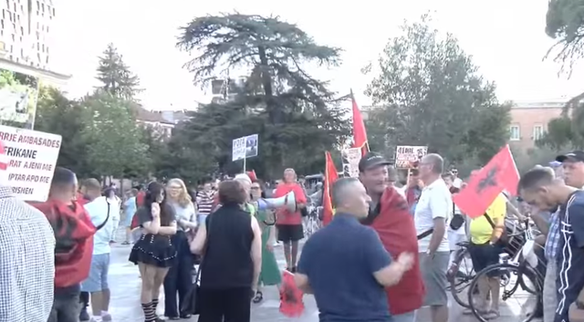 Dita e 41-t&euml; e protest&euml;s/ Qytetar&euml;t vijojn&euml; revolt&euml;n e