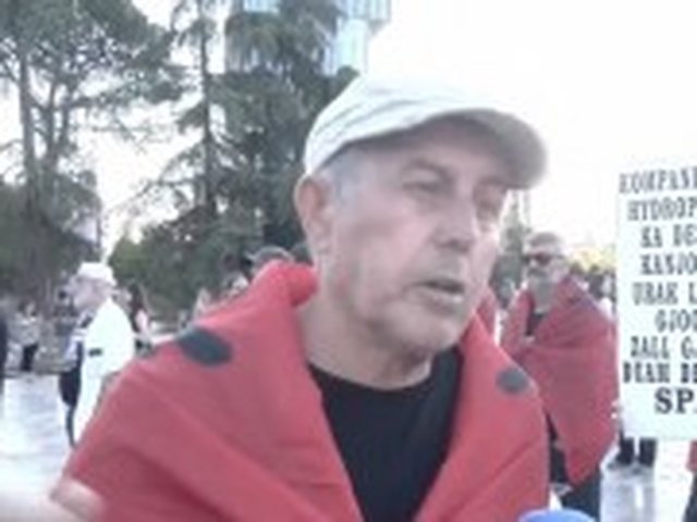 Dita e 41-t&euml; e protest&euml;s/ Qytetar&euml;t vijojn&euml; revolt&euml;n e