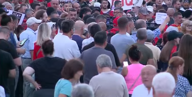 Dita e 41-t&euml; e protest&euml;s/ Qytetar&euml;t vijojn&euml; revolt&euml;n e
