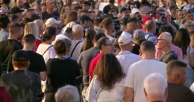 Protestuesja nga diaspora: Shkat&euml;rruan fabrika, arsimin,