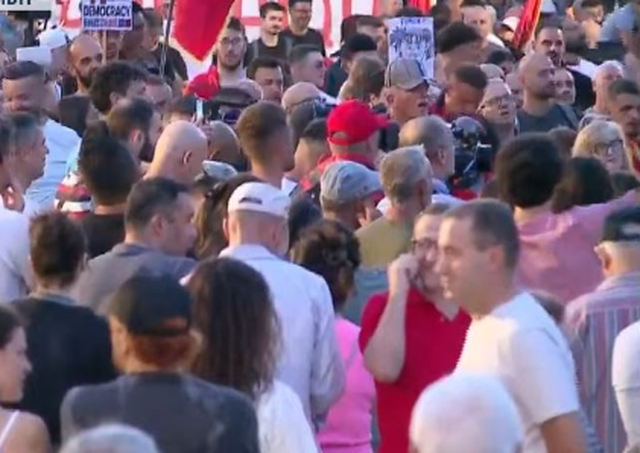 &ldquo;Opozita po k&euml;rkon pushtetin&rdquo;/ Protestuesi:&nbsp;Ky popull po
