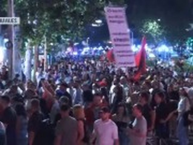 Vijon marshimi, protestuesit ndalen para&nbsp;Rrug&euml;s