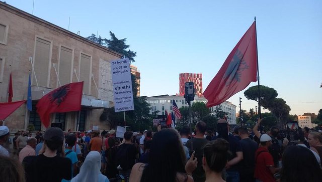 "Revolucioni i Flamingove' jehon&euml; nd&euml;rkomb&euml;tare,