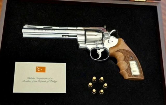 Revolveri q&euml; Erdogan u dhuroi lider&euml;ve t&euml; NATO-s, zbulohet