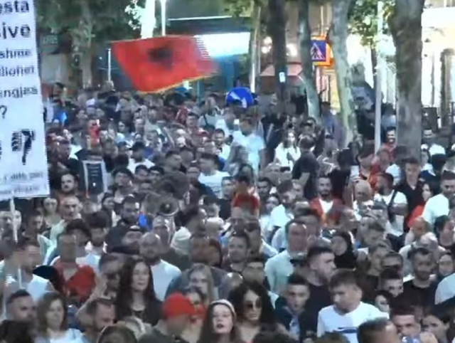 &ldquo;Parlament i krimit&rdquo;/ Protestuesit thirrje para&nbsp;Kuvendit: