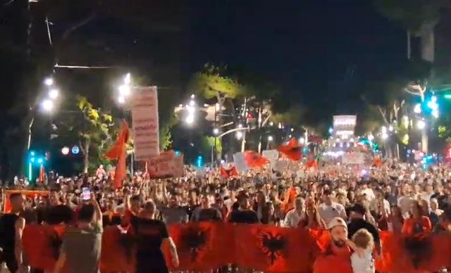 Mbyllet protesta e 42-t&euml;/ Aktivist&euml;t: Revolt&euml; s&euml;rish para