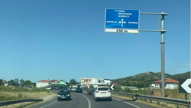 Aksident n&euml; aksin Peqin-Rrogozhin&euml;! Drejtuesi i mjeti p&euml;rfundon