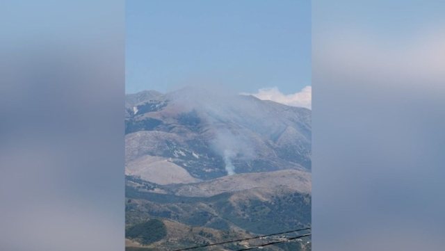 Bie zjarr pran&euml; fshatrave Zminec e Karroq, terreni i v&euml;shtir&euml;